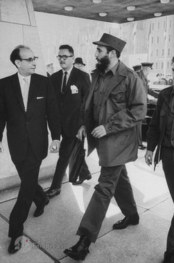 کاسترو در حال ورود به مقر سازمان ملل در نیویورک