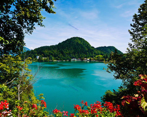 چشم اندازی از مناظر زیبا در اطراف دریاچه بلد، اسلوونی