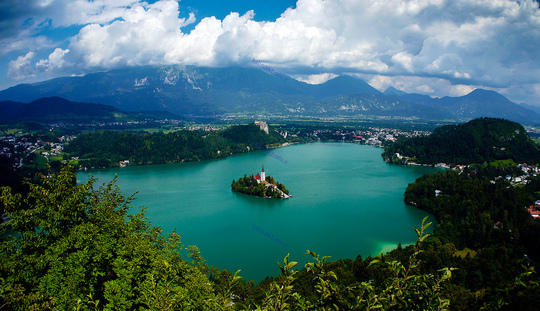 چشم اندازی از دریاچه بلد در اسلوونی از ارتفاعات مالا
