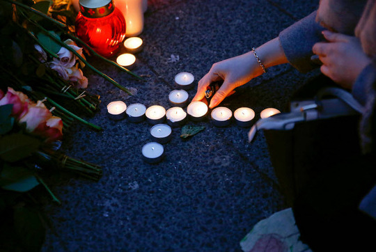 روشن کردن شمع برای قربانیان حادثه تروریستی برلین که همین تازگی رخ داد و در جریان آن مردی با یک کامیون به جمعیت زیاد یک بازارچه حمله کرد.