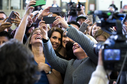 هیلاری کلینتون قبل از انتخابات در آیووا در حال سلفی گرفتن با هواداران خود