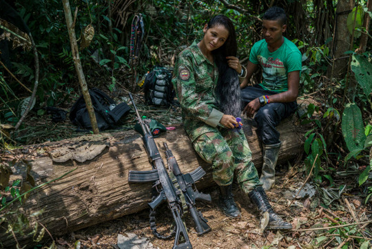 چریک‌های عاشق! این دو جوان عضو نیروهای انقلابی کلمبیا موسوم به فارک هستند.