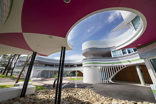 در نیدری استرالیا مدرسه زبان Penleigh and Essendon از رنگ های شادی برای نمای ساختمان استفاده کرده است. دیوارهای شیب دار به ساختمان حس بازیگوشی می دهند.