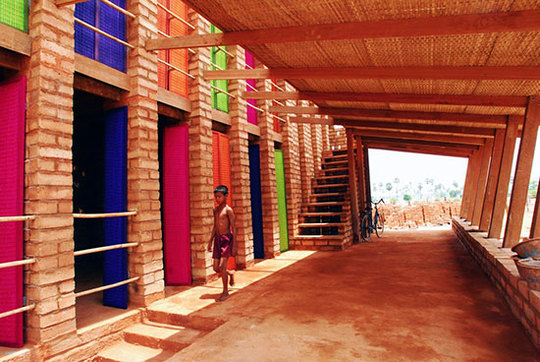 رنگ های شادی در ساخت مدرسه فنی و حرفه ای Sra در کامبوج به کار رفته است. روستاییان برای یادگیری ریاضی و چگونگی آموزش کسب و کار کوچک به این ساختمان آخری می یایند.