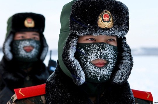 چین، سربازان چینی در حین انجام تمرینات نظامی سخت در میان برف ها، استان هیلونگ جیانگ، شمال شرقی چین
