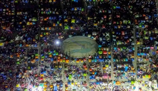 مکزیک، تماشاگران آماده برای خواب، یک مراسم دینی در مکزیک
