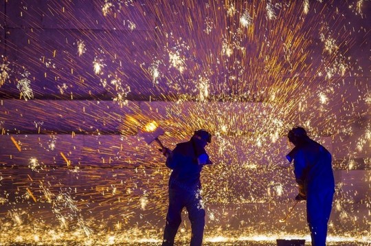 چین، کارگران در حال پخش گداخته های آهن داغ، برای جذب گردشگر،  استان هه بی
