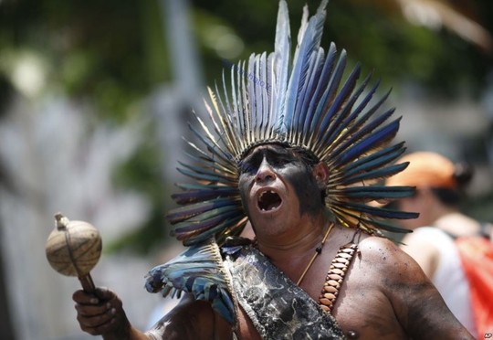 برزیل، یک بومی در اعتراض به سیاست ریاضت اقتصادی که مجلس قانون گذاری در ریودوژانیرو تصویب کرد.
