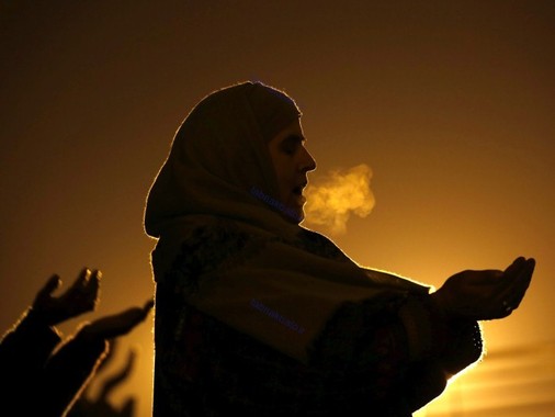 کشمیر، یک زن مسلمان در حال ادای نماز، به مناسبت جشن های میلادنبی (ص)، سرینیگار
