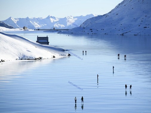 سوییس، گردشگران در حال تفریح در کنار دریاچه لاگوبیناکو در بوشیافو
