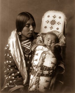  یک مادر و نوزاد تهل قبیله آپساروک (Apsaroke) در سال 1908 