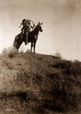 یک مرد آپساروک (Apsaroke) سوار بر اسب در سال 1908
