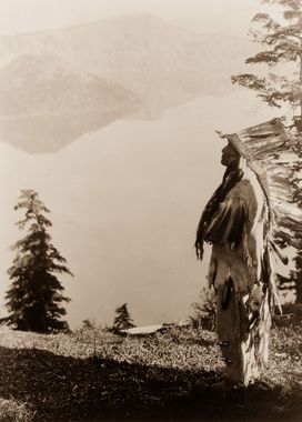 رئیس قبیله کلمته (Klamath) روی یک تپهای در بالای دریاچه کریتر اورگان در سال 1923