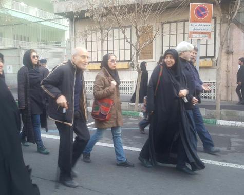 بهزاد نبوی در میان مردم عزادار، در خیابان انقلاب