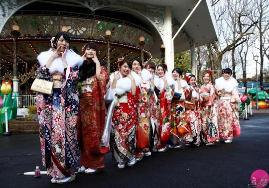 ژست جالب تعدادی از دختران ژاپنی کیمونو پوش برای انداختن عکس یادگاری در روز بلوغ. مکان: توکیو – ژاپن؛ عکاس: Kim Kyung Hoon