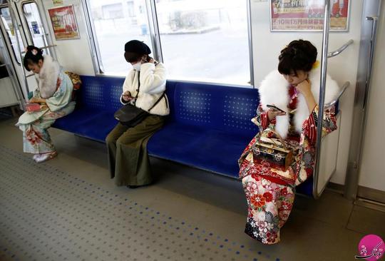 دختران کیمونو پوش سوار مترو شده اند تا خود را به این مراسم برسانند. مکان: توکیو – ژاپن؛ عکاس: Kim Kyung Hoon