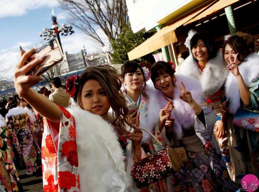 زنان ژاپنی با پوشش سنتی کیمونو در مراسم جشن این روز، در حال سلفی گرفتن از خود در یک پارک تفریحی هستند. مکان: توکیو – ژاپن؛ عکاس: Kim Kyung Hoon
