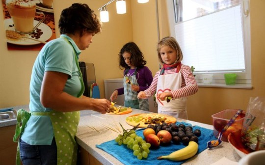 در آلمان ، بچه ها به معلم های مهد کودک در تهیه غذا کمک می کنند و آن را بین بقیه پخش می کنند