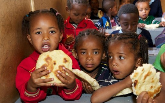 بچه های اتیوپی در حال غذا خوردن در مهد کودک هستند
