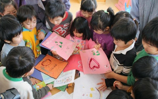 بچه های مهد کودکی در فوکوشیما ژاپن در حال نامه نوشتن به زلزله زدگان
