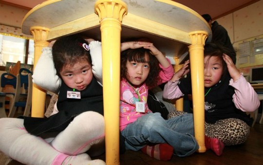 در کره جنوبی بچه ها در مهد کودک یاد می گیرند که چگونه در برابر زلزله از خود محافظت کنند
