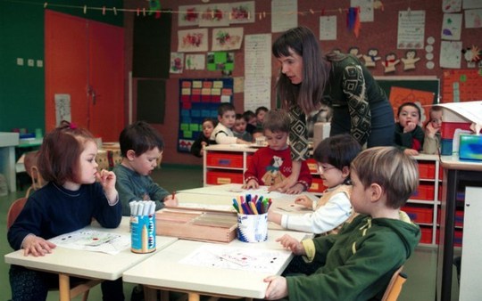 در فرانسه کودکان بیشتر وقت خود را صرف نقاشی کردن می کنند
