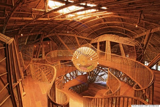 نمایی از سقف مدور کتابخانه ی کودکان تایلندی ساخته شده از چوب بامبو