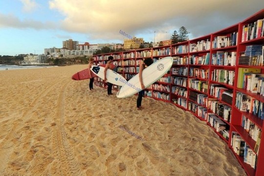 کتابخانه ای در ساحل بوندی استرالیا، جزئی از یک برنامه تبلیغاتی 