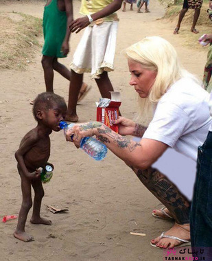 
عکسی از لحظه آب دادن خانم آنیا به این کودک گرسنه و رها شده در سال 2016