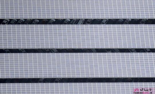 پنل های خورشیدی قابل مشاهده روی یک پارکینگ خودرو در مونتن ویو؛ عکس هوایی از Noah Berger