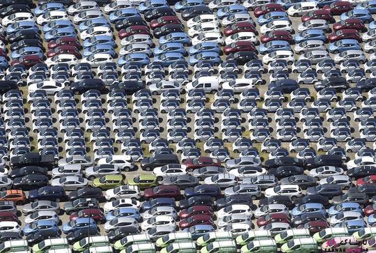 خودروهای هوشمند نیسان لیف (Nissan Leaf) و سایر وسایل نقلیه در پارکینگی واقع در هیوارد؛ عکس هوایی از Noah Berger
