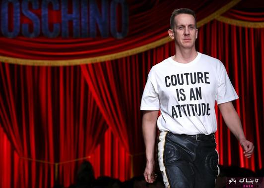 جرمی اسکات، طراح لباس در پایان فشن شوی برند موشینو (Moschino) مورد تشویق قرار می گیرد 