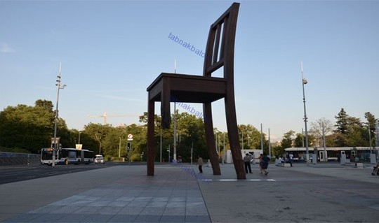 در مقابل مقر اروپائی سازمان ملل در ژنو یک صندلی شکسته وجود دارد که یک پایه ندارد. این مجسمه نمادی از معلولان جنگی قربانی مین گذاری و بمب ها هستند.