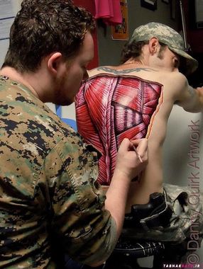 مشاهده آناتومی بدن با نقاشی روی بدن دنی کوئیرک