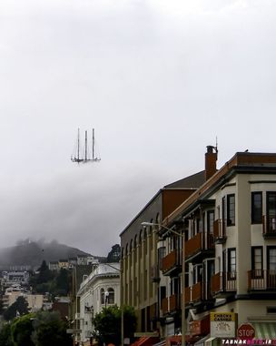 تصویری از برج سوترو در شهر سان فرانسیسکو که شبیه به یک قایق شناور روی آب شده است