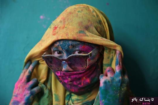 ژست یک زن برای عکاسی در حین برگزاری جشن هولی در شهر بارسانا در ایالت اوتار پرادش هند