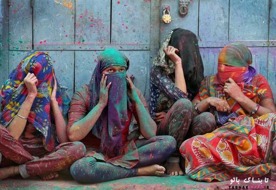 زنانی که صورت های خود را در حین برگزاری جشن هولی در شهر بارسانا در ایالت اوتار پرادش هند پوشانده اند