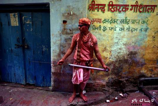 حضور یک هندو با تفنگ آبپاش در مراسم هولی در روستای ناندگائون در ایالت اوتار پرادش هند