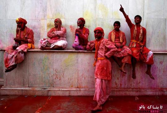 حضور هندو‌ها در مراسم هولی در روستای ناندگائون در ایالت اوتار پرادش هند
