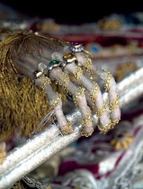 تصاویر اجساد قدیسین تزیین شده با طلا و جواهر