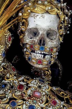 تصاویر اجساد قدیسین تزیین شده با طلا و جواهر