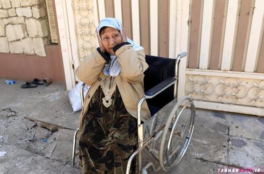 زن عراقی که توسط خانواده اش در غرب موصل تنها گذاشته شده است، به شنیدن صدای مهیب هلیکوپتر واکنش نشان می دهد.