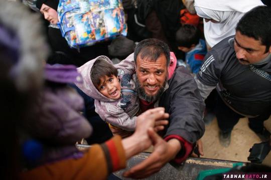 یک عراقی آواره با پسرش قصد سوار شدن بر یک کامیون را دارند تا بتوانند بدون خطر از غرب موصل خارج شوند.