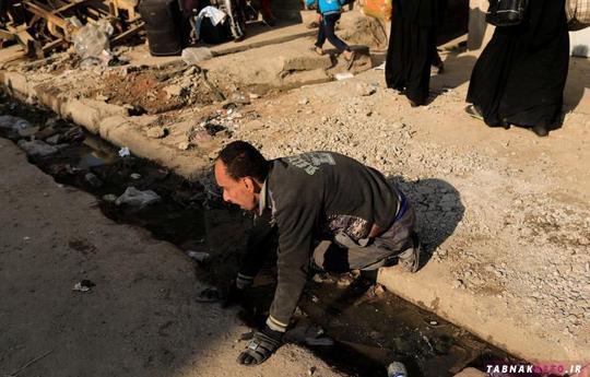مرد آواره‌ی عراقی در حال فرار از غرب موصل