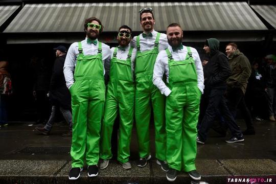 ژست مردم با لباس سبز رنگ برای عکس یادگاری در مراسم روز سنت پاتریک در شهر دوبلین