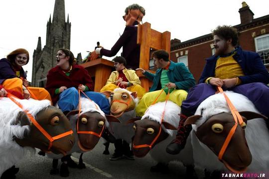 شرکت کنندگان در راهپیمایی روز سنت پاتریک در شهر دوبلین، سوار بر گوسفندان عروسکی