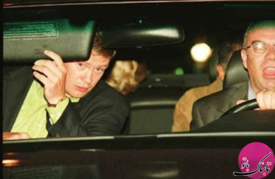 پرنسس دایانا، چند دقیقه قبل از تصادف منجر به مرگ در 31 آگوست 1997 میلادی، او در صندلی عقب نشسته و سعی می کند خودش را از دوربین پاپاراتزی ها مخفی کند، در کنار او دودی الفاید نشسته است