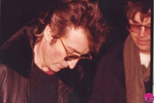 جان لنون در حال امضا دادن به یک هوادار  پیش از ترور