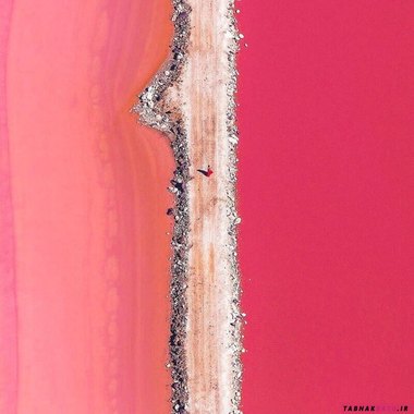 جاده ای در میان دریاچه مرموز هیلیر معروف به دریاچه گل رز، رنگ آن به دلیل وجود باکتری ها و مواد آلی خاص به این شکل در آمده است