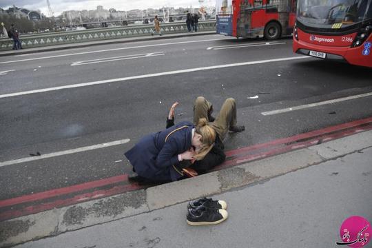 امدادرسانی یک زن به یکی از مجروحین این حادثه روی پل وستمینیستر بریج شهر لندن